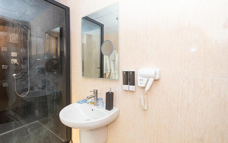 Hotel Le Figaro Douala Bagian luar foto