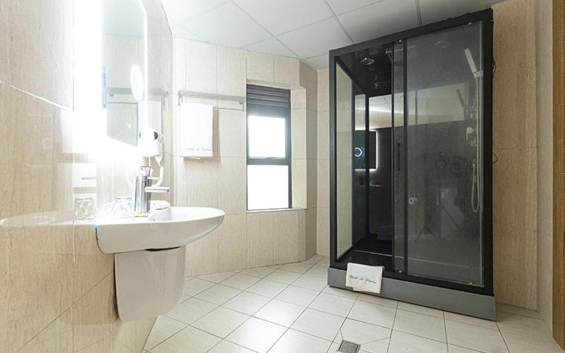 Hotel Le Figaro Douala Bagian luar foto