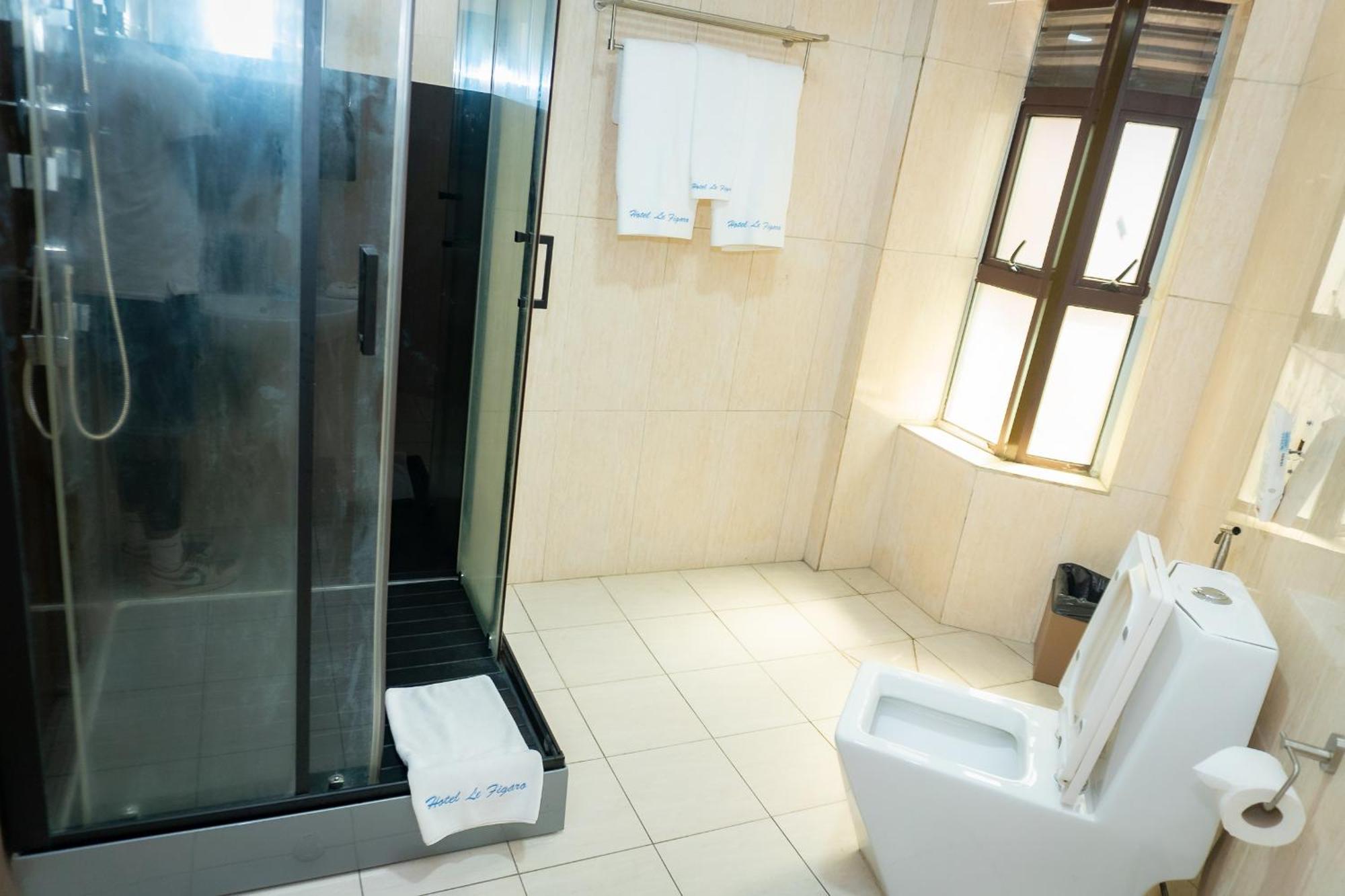 Hotel Le Figaro Douala Bagian luar foto