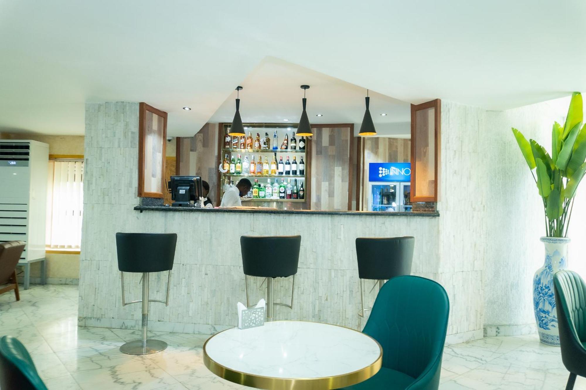 Hotel Le Figaro Douala Bagian luar foto