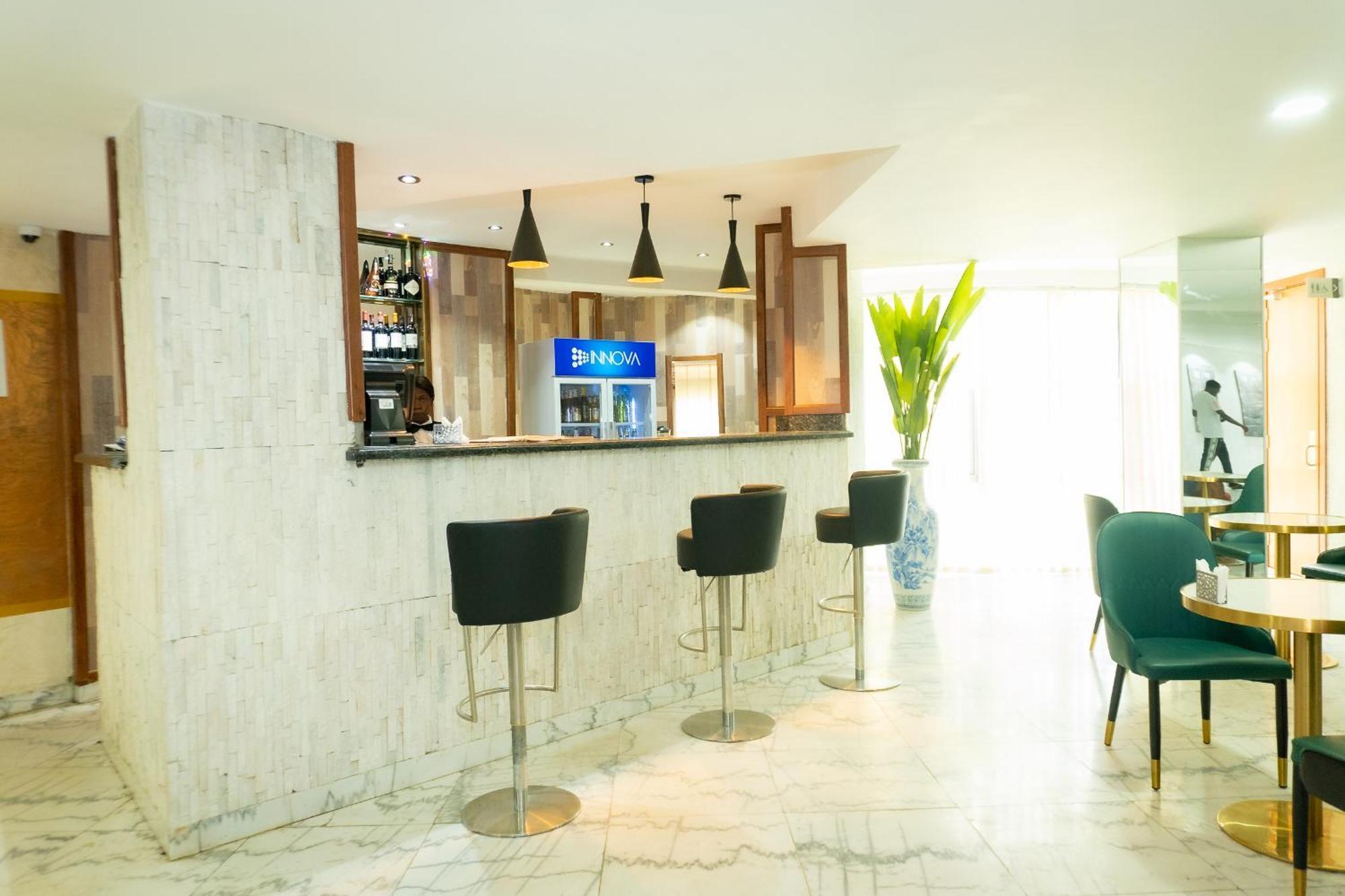 Hotel Le Figaro Douala Bagian luar foto