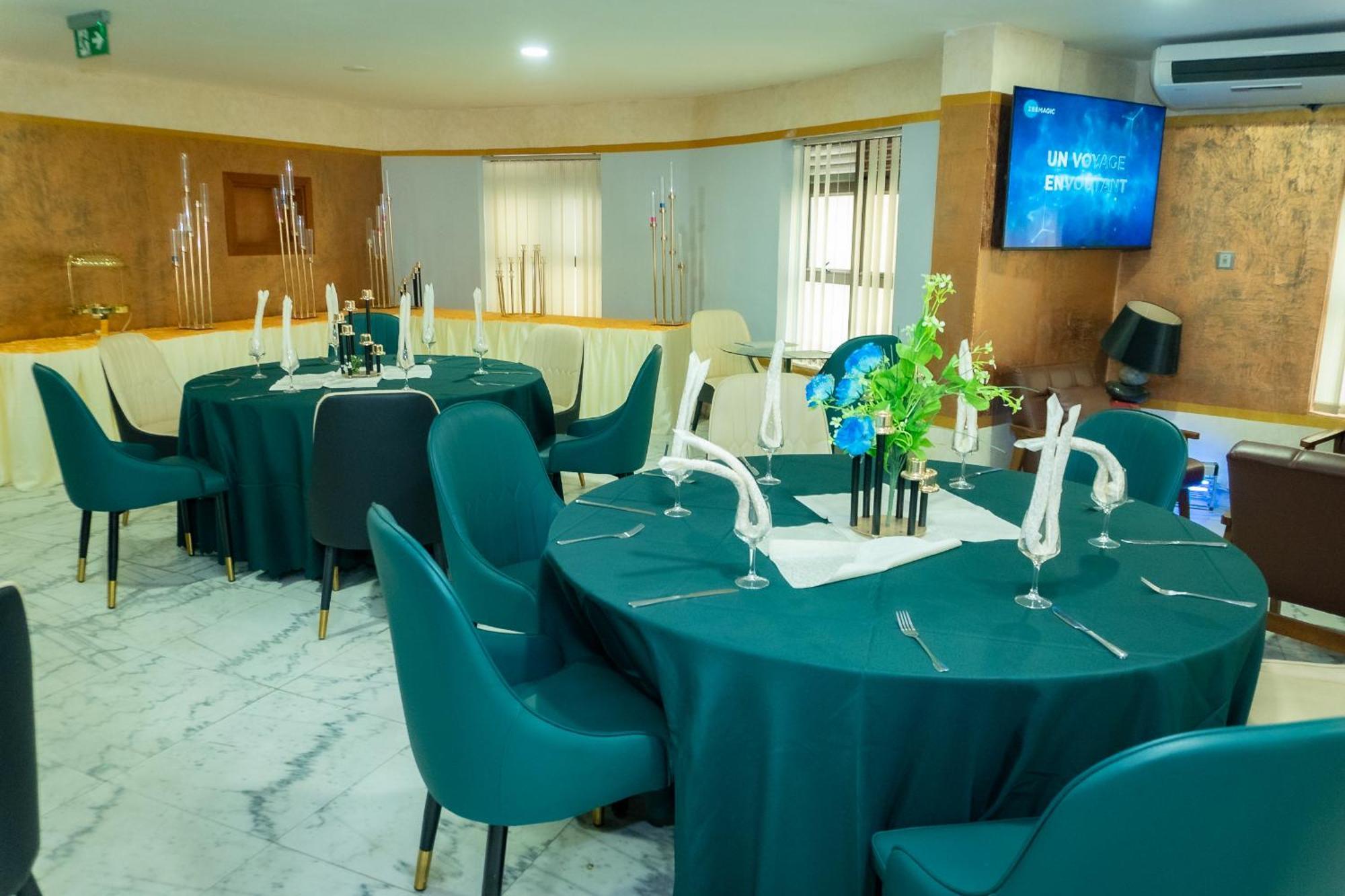 Hotel Le Figaro Douala Bagian luar foto