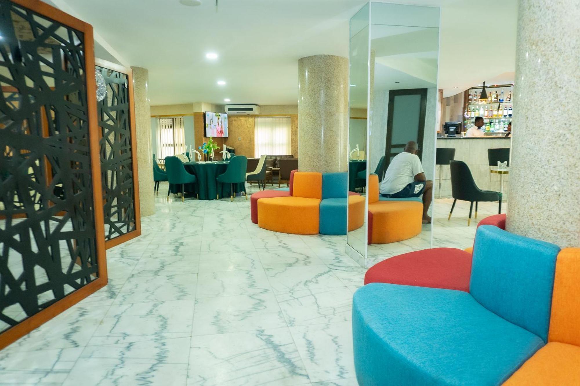 Hotel Le Figaro Douala Bagian luar foto