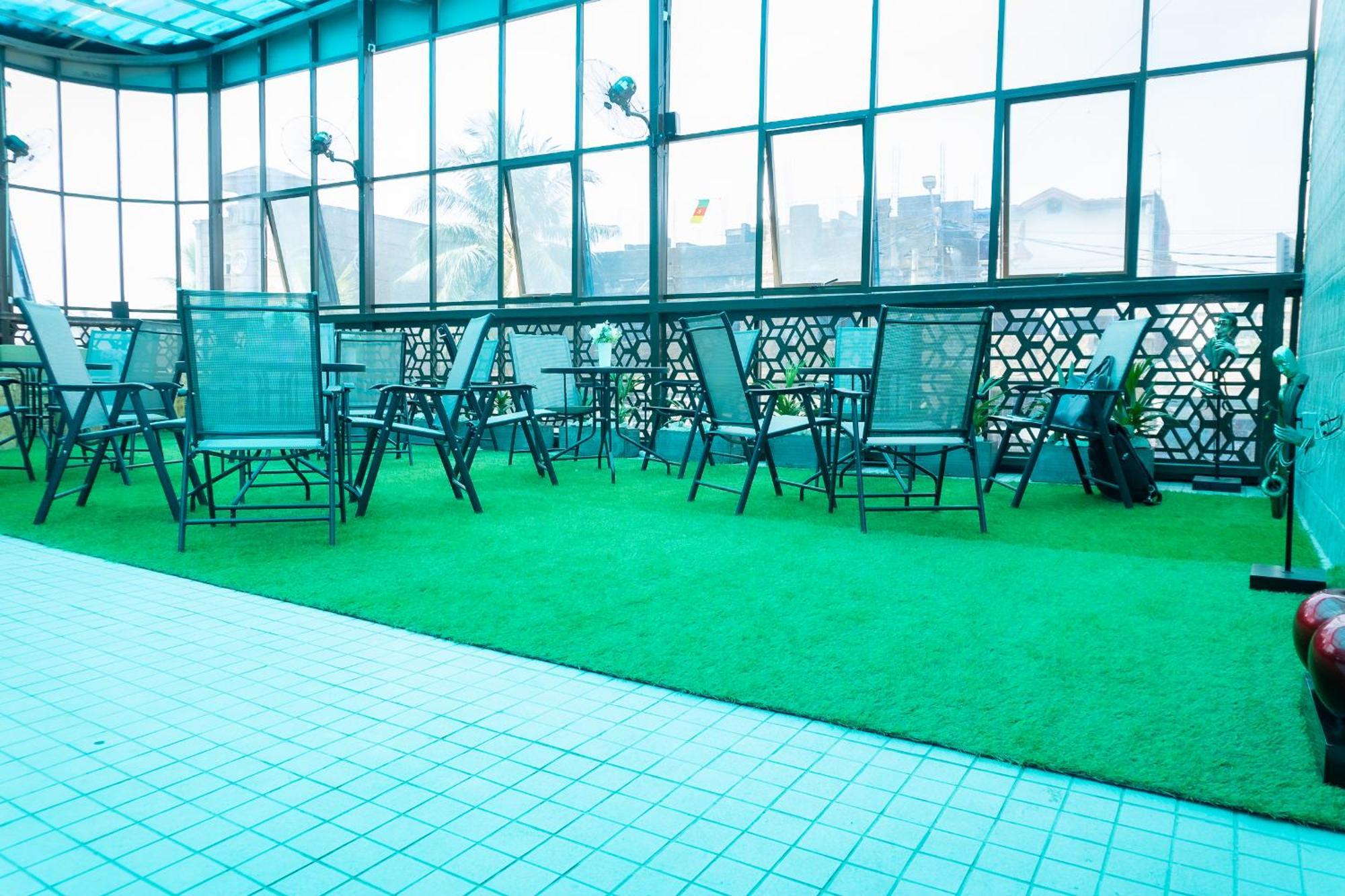 Hotel Le Figaro Douala Bagian luar foto