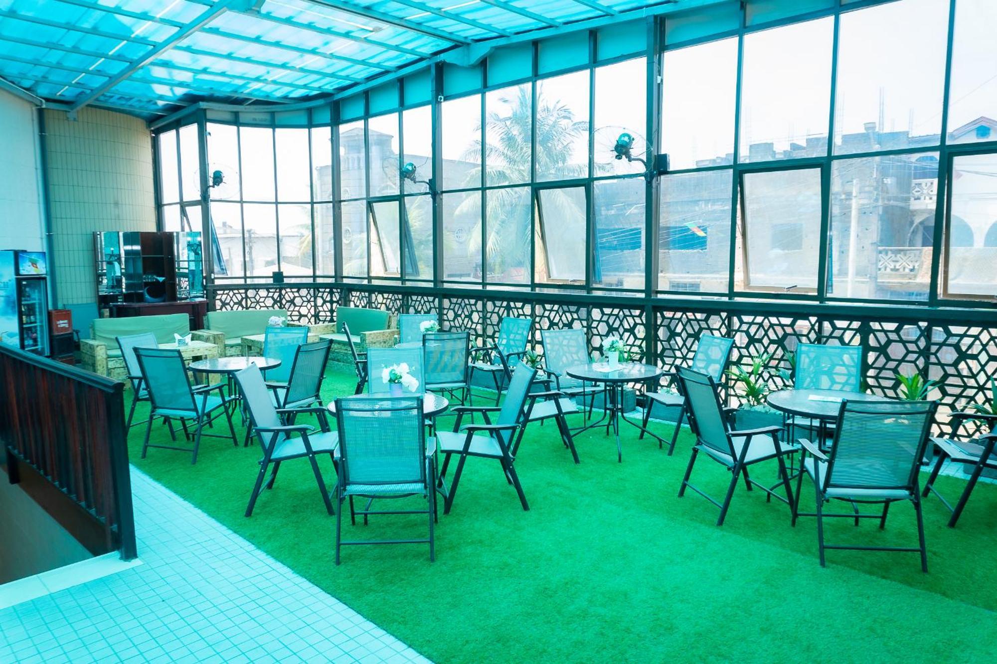 Hotel Le Figaro Douala Bagian luar foto