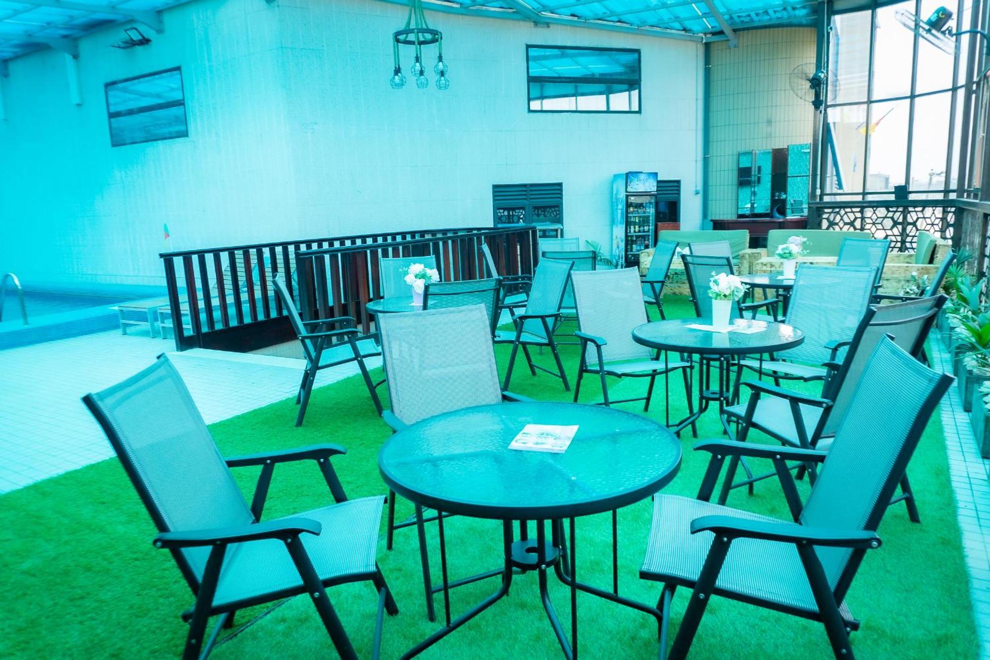 Hotel Le Figaro Douala Bagian luar foto